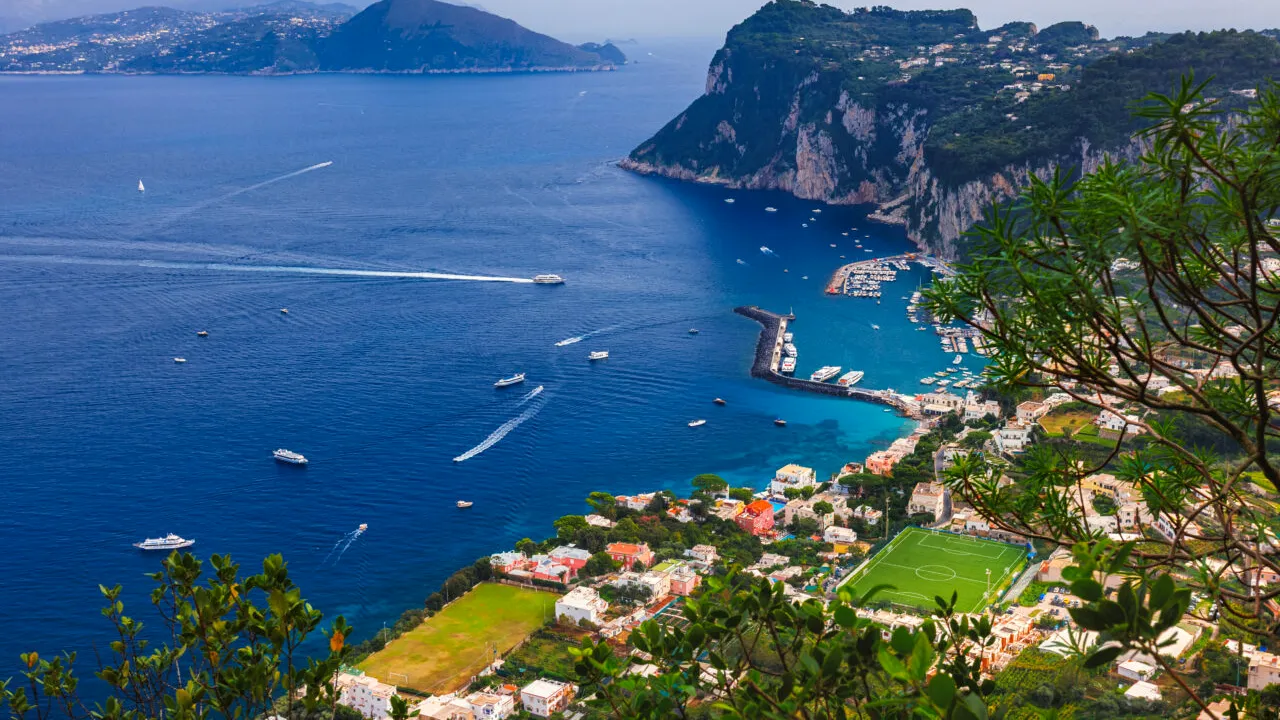 Insula europeană în care grupurile mai mari de 40 de persoane vor fi interzise. Schimbări pentru una dintre destinațiile preferate ale românilor