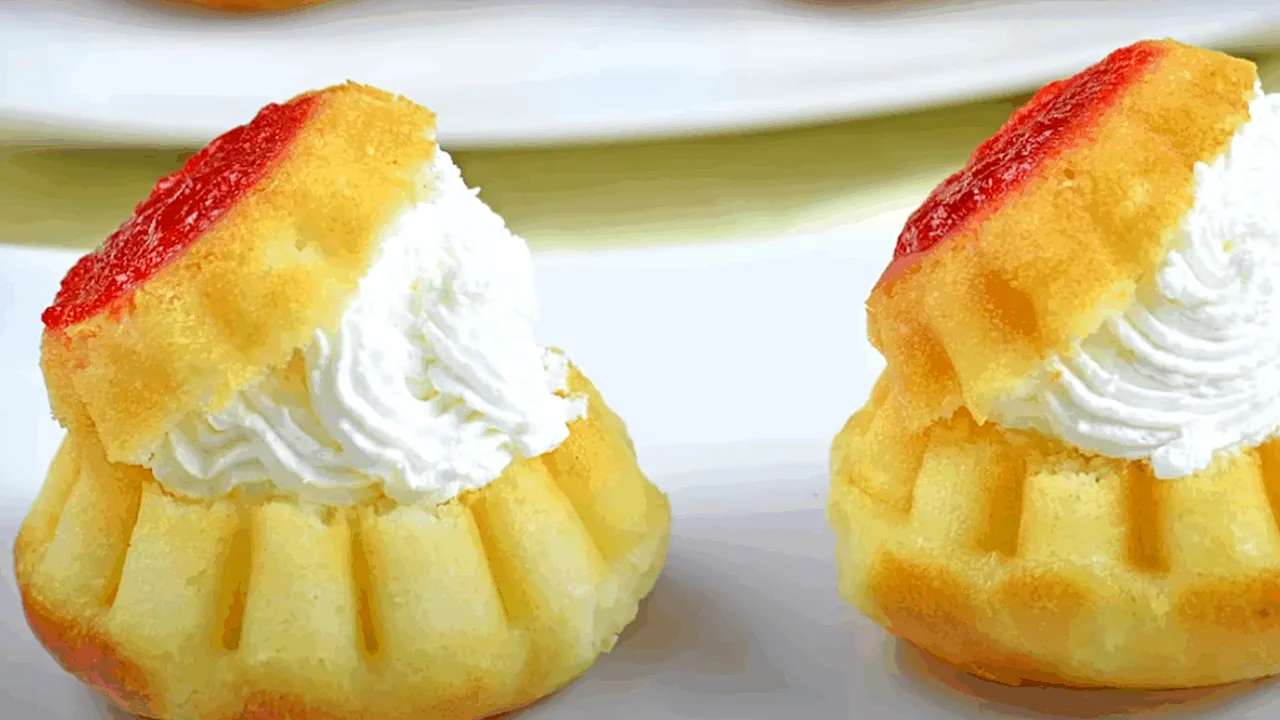 Savarina, prăjitura copiilor din anii '70, a revenit în cofetării. Se poate prepara și acasă. Rețeta pe care nu o puteți rata