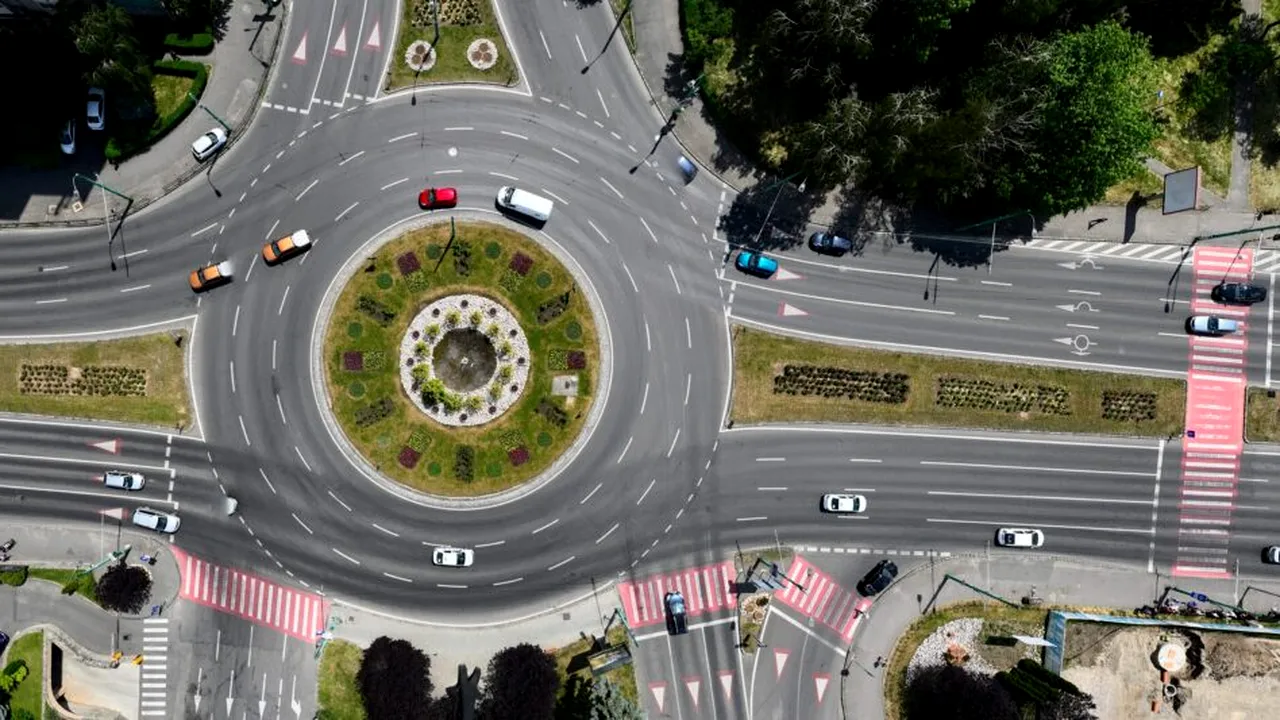 Codul Rutier 2025 | Ce se întâmplă dacă întorci în sensul giratoriu. Regula de aur pe care șoferii trebuie să o respecte