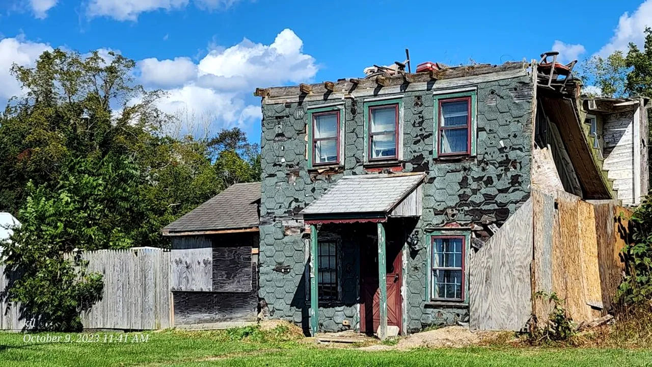 VIDEO | Cum a ajuns un scaun care atârnă pe o casă abandonată punctul de atracție al unui oraș