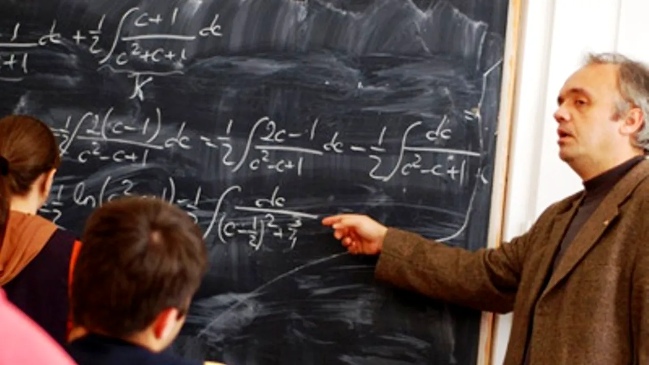 Un număr de 7.888 de profesori își dau joi definitivatul