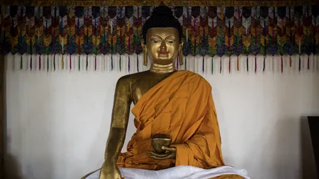 Scheletul unui călugăr, mort acum 900 de ani, a fost găsit în interiorul unei statui. Explicația specialiștilor - FOTO