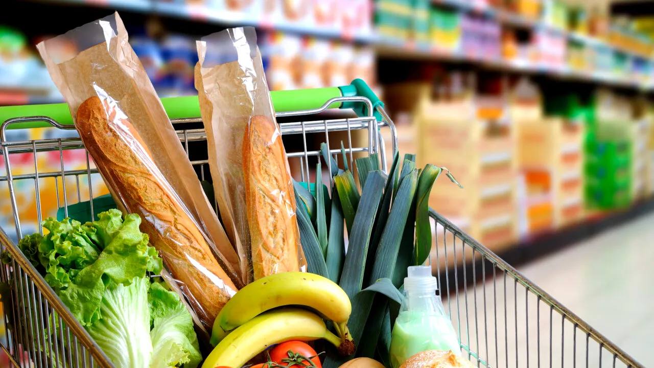 INOVAȚIE în supermarketuri. A apărut coșul de cumpărături care scanează lista de cumpărături. Cum funcționează