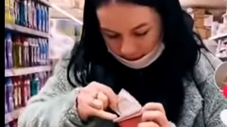 VIDEO | O tânără a înțepat prezervativele dintr-un supermarket, apoi le-a pus înapoi pe raft