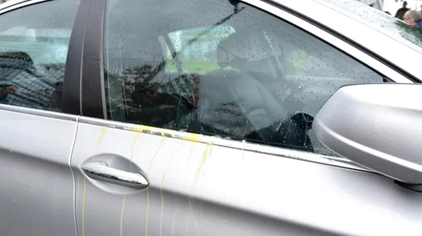 Mașina premierului italian Matteo Renzi, atacată cu ouă de protestatari