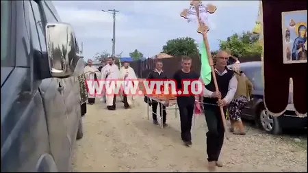 VIDEO | Imagini dureroase de la înmormântarea Alinei, fata ucisă de cea mai bună prietenă. Sute de oameni i-au fost alături pe ultimul drum