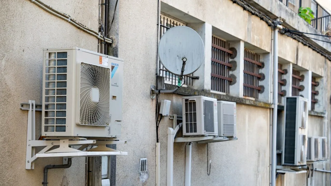 AMENZI de până la 10.000 de euro pentru instalarea unităților de aer condiționat pe fațadele clădirilor. Unde se vor lua aceste măsuri radicale