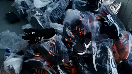 Captură impresionantă. Încălțăminte și parfumuri în valoare de peste 440.000 lei, confiscate de polițiștii de frontieră