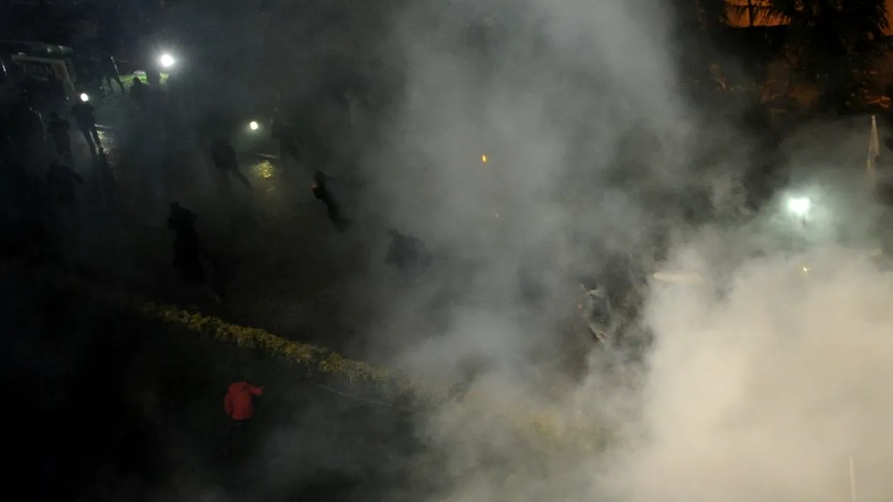 Lacrimogenele folosite de jandarmi, ÎN STANDARDELE EUROPENE. Producătorii asigură că NU au efecte pe termen lung