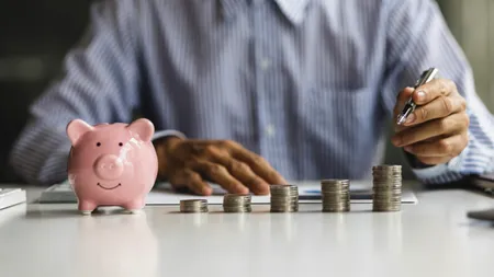 Ești tânăr, dar vrei să știi ce venituri vei avea în momentul pensionării? Uite cum va arăta pensia medie peste aproximativ 20 de ani