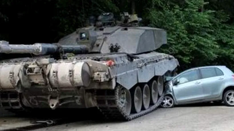 Imagini virale. Această șoferiță „a reușit să intre cu mașina într-un tanc de 62 de tone. Ce a rămas după accident