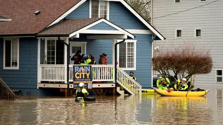 SUA se confruntă cu inundații istorice în statul Washington. 100.000 de oameni sunt evacuați în timp ce râurile ating niveluri record