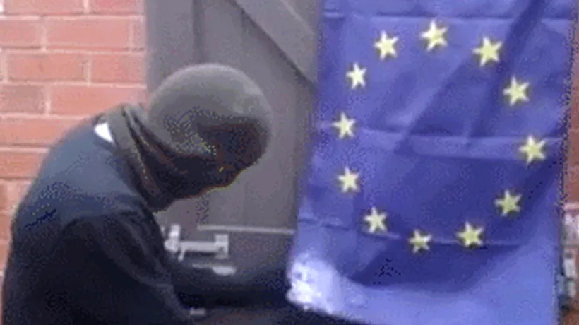 Un naționalist britanic care urăște UE a încercat să dea foc unui steag al Uniunii. Ce a urmat a devenit viral