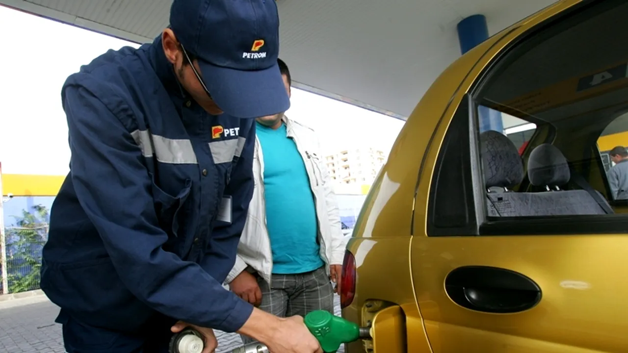 PETROM A IEFTINIT BENZINA cu 3 bani pe litru și motorina cu 2 bani pe litru. De la începutul anului a operat șase scumpiri și două ieftiniri