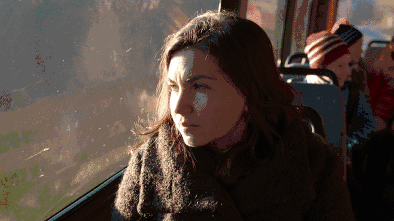 VORBEȘTE ROMÂNEȘTE. Profesoara care a renunțat la salariul și mașina de serviciu de la multinațională pentru a-i învăța limba și literatura română pe copiii din Apuseni