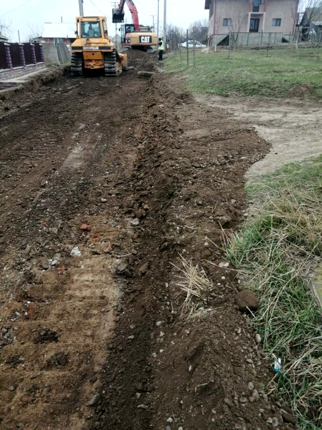 În prima zi de mărţişor, un ieşean s-a trezit pe proprietatea sa cu un excavator şi cu o echipa de muncitori care au început să-i sape proprietatea, hotărâţi să facă acolo un drum asfaltat / Sursa foto: Ziarul de Iași