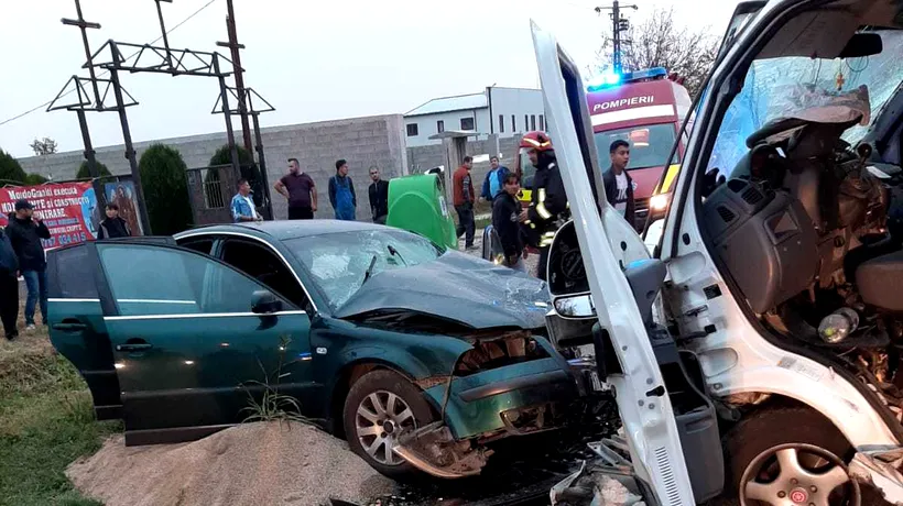 Șapte persoane rănite într-un accident în Timiș. Un microbuz s-a ciocnit cu o mașină