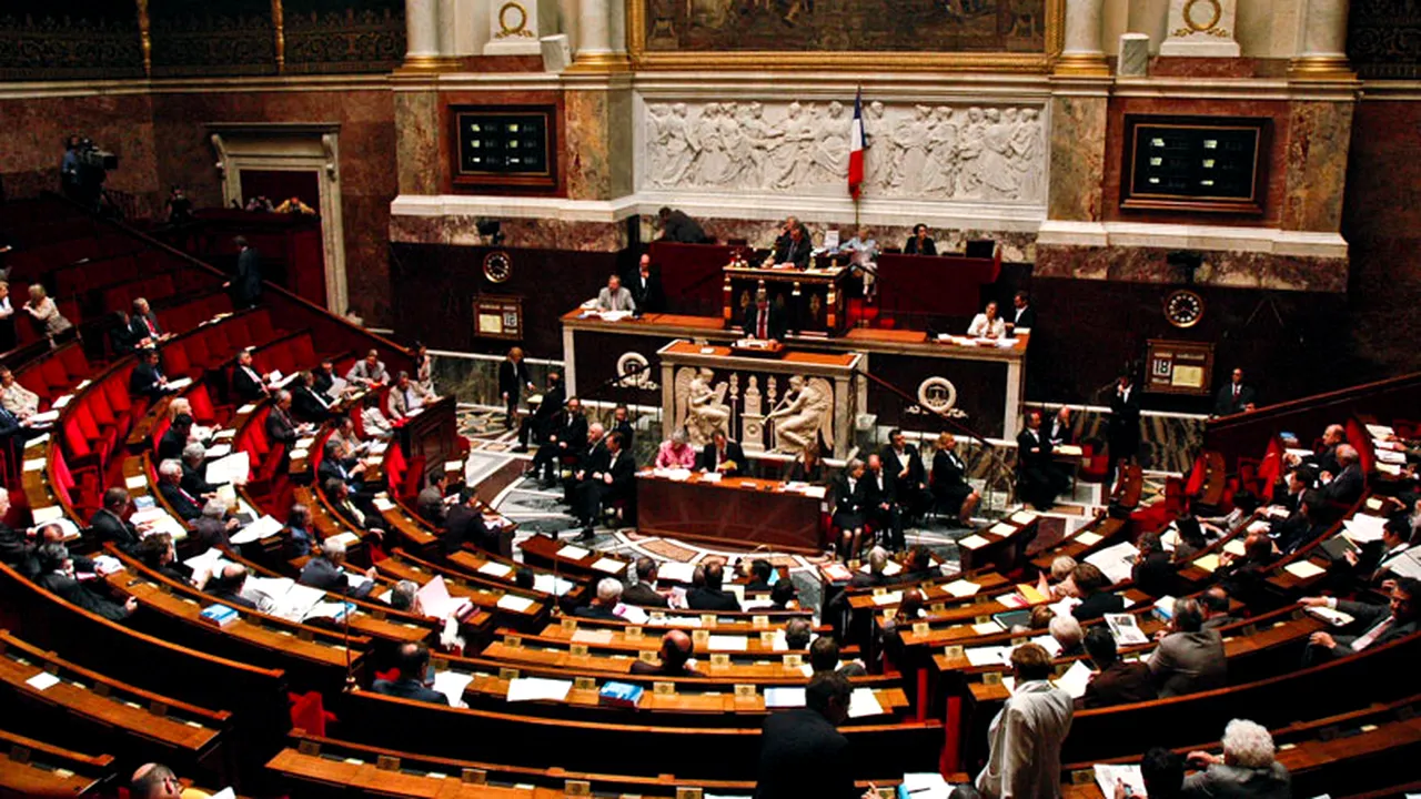 Guvernul lui Macron rezistă. Două moțiuni de cenzură respinse în aceeași zi!