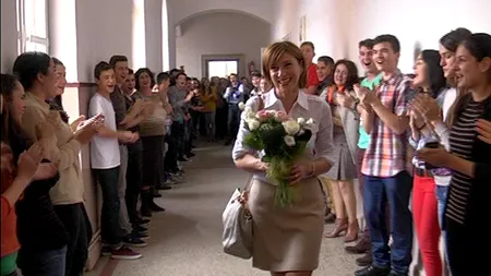Carmen Iohannis  este păzită  de SPP-iști chiar și când intră la ore