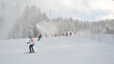 Pârtiile din partea superioară a masivului Postăvaru și instalațiile de transport sunt deschise, chiar sub avertizare de viscol. Risc de avalanșă