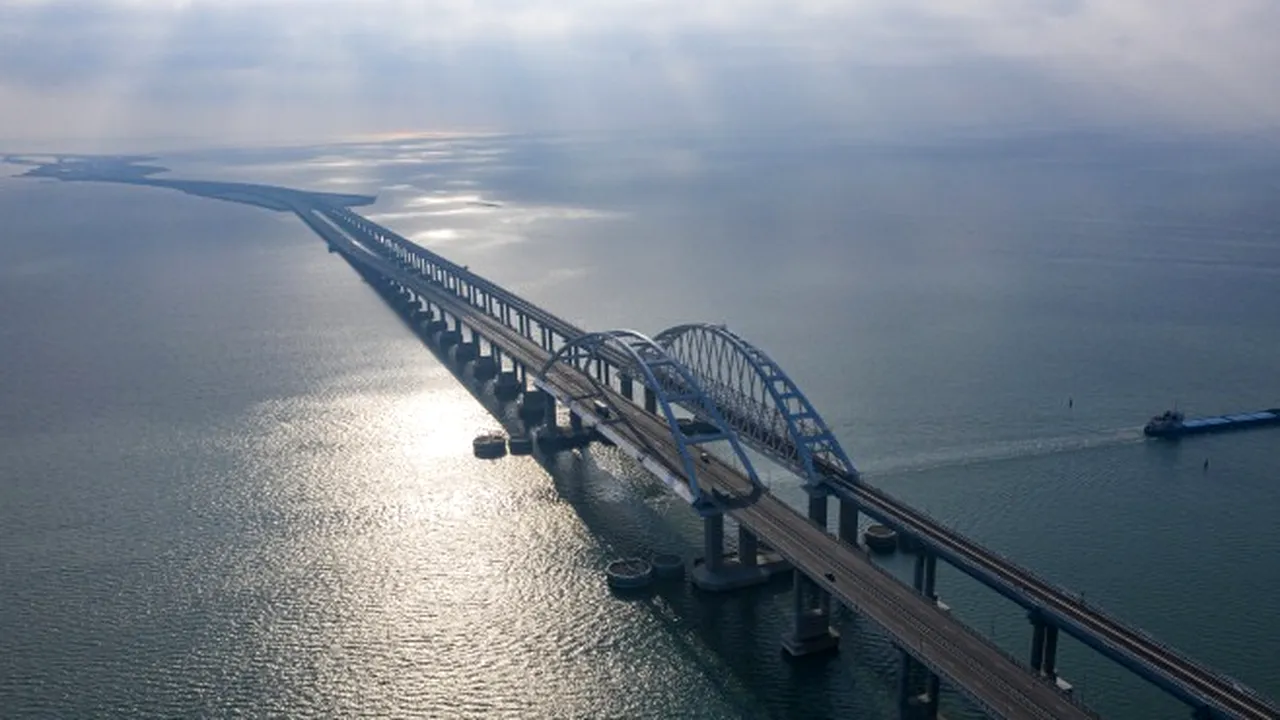 Lovitură nocturnă în Marea Neagră: Kievul anunță avarierea unor nave care păzeau „Podul lui Putin”