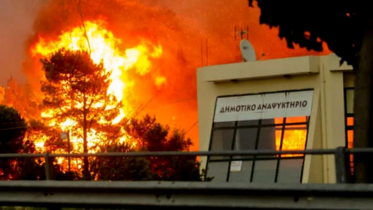  74 de morți și sute de răniți în INCENDIILE DE VEGETAȚIE din Grecia. Nici un român nu a avut probleme deocamdată