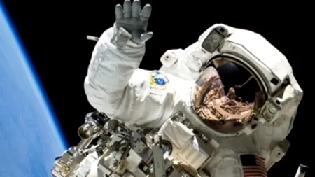 Misiune îndeplinită: Trei astronauți au revenit cu bine pe Terra, după o misiune de șase luni - FOTO