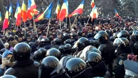 CRIZĂ LA CHIȘINĂU. Proteste violente după votul în favoarea Guvernului Pavel Filip. Manifestanții au intrat cu forța în Parlament