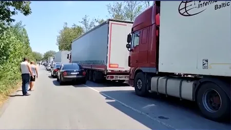 Este HAOS în Vama „Negru Vodă”, la intrarea în România dinspre Bulgaria. Sute de mașini stau la coadă ore întregi, ca să intre în țară