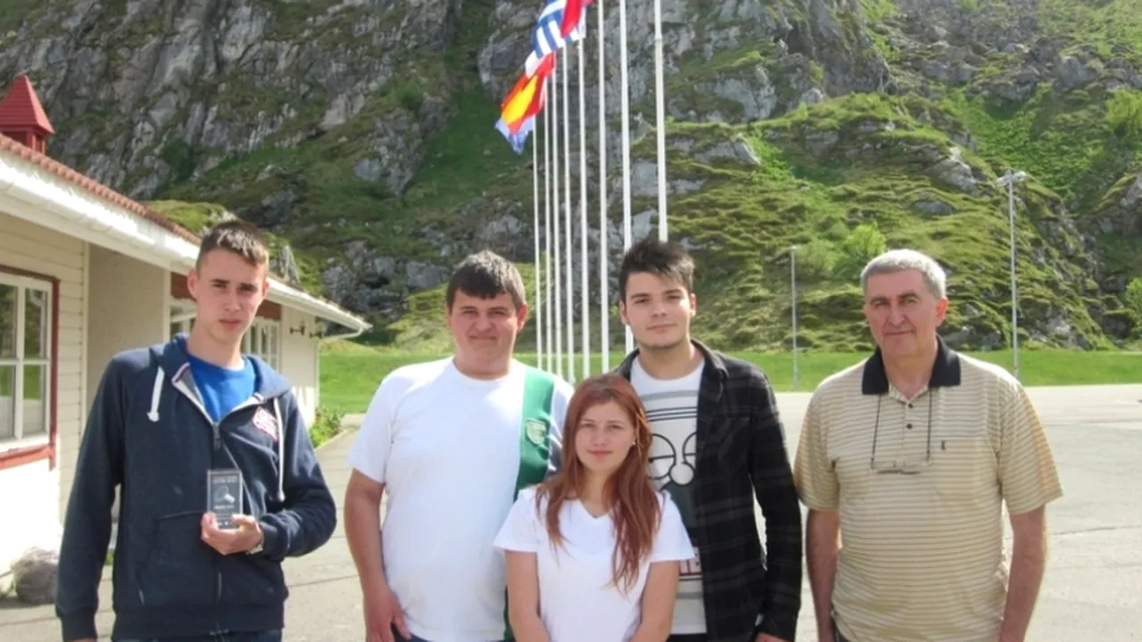 Elevii români au câștigat premii la două concursuri europene cu un robot și prototipul unui satelit