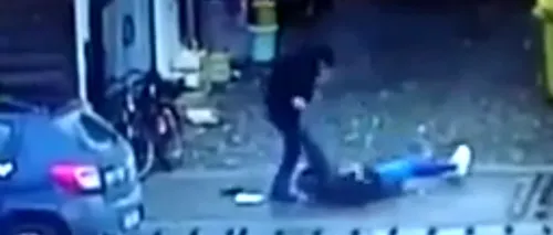 Femeie snopită în bătaie de soțul ei, pe stradă, în Telciu! (VIDEO)