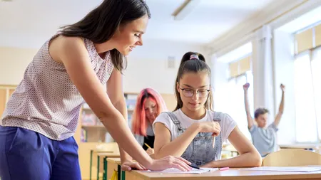 Numărul copiilor din România cu părinți plecați la muncă în străinătate, în scădere. Ce indică statisticile