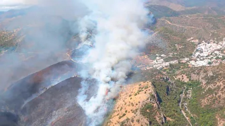 Incendiu violent lângă Marbella, Spania: 9.500 de oameni, avertizați să rămână în case. Peste 200 de pompieri mobilizați