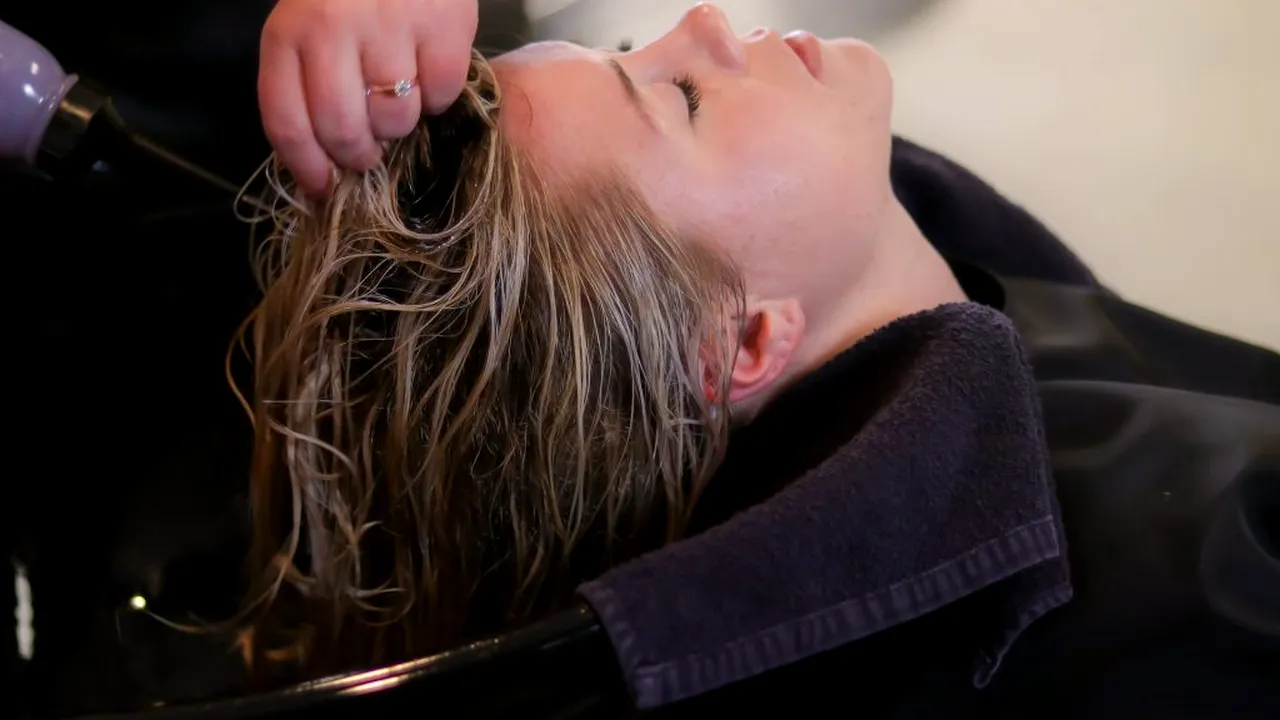 PROGRAMĂRI. Unele saloane de înfrumuseţare au deja liste cu clienţi în aşteptare. Din 15 mai îşi redeschid uşile