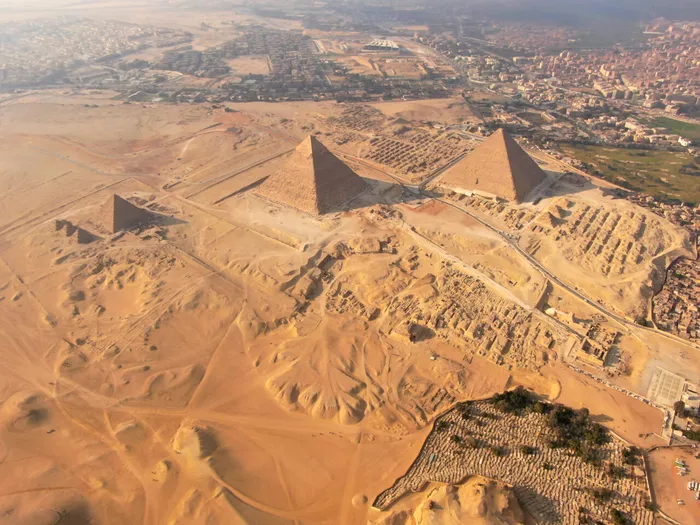 Cea mai mare piramidă de la Giza, cea a faraonului Khufu, măsoară 146 metri înălțime și este considerată singurul monument supraviețuitor din „cele șapte minuni ale lumii antice”.  Sursa Foto- Shutterstock
