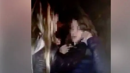 Elevă TRASĂ DE PĂR, DOBORÂTĂ la pământ și LOVITĂ de două fete. REACȚIA celor de față