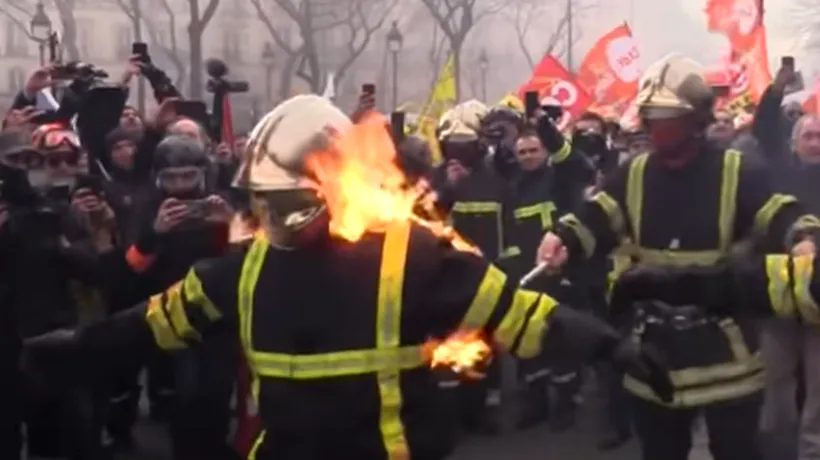 PARIS: Pompierii francezi se confruntă cu poliția/ Pompierii au dat foc uniformelor pe care le purtau și cer condiții mai bune la manifestația de la Paris
