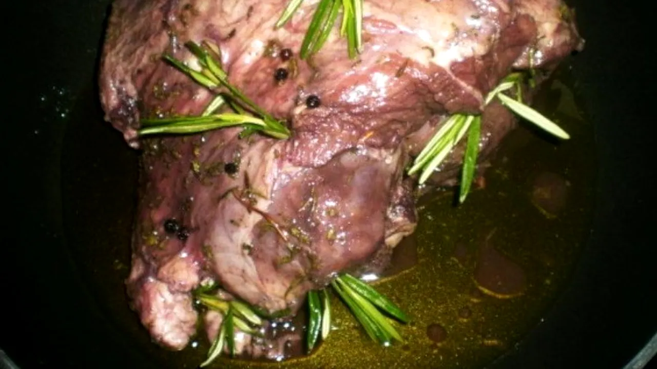 REȚETE PAȘTE 2013. Pulpă de miel pe pat de ceapă și usturoi verde