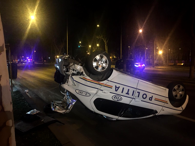 Accident în București. O mașină de Poliție s-a răsturnat | VIDEO