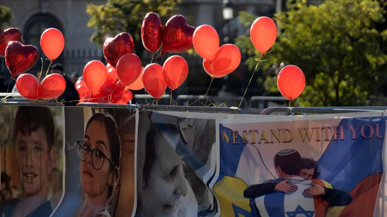 Hamas a început să PREDEA Crucii Roşii ostatici israelieni. Imagini emoționante: ”Mama s-a întors!”