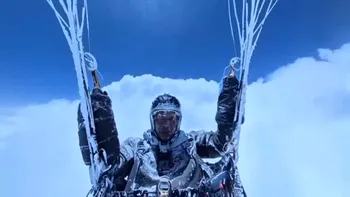 Supraviețuire incredibilă în CHINA! Un parapantist a scăpat cu viață după ce a fost tras de curenți la peste 8.500 de metri altitudine