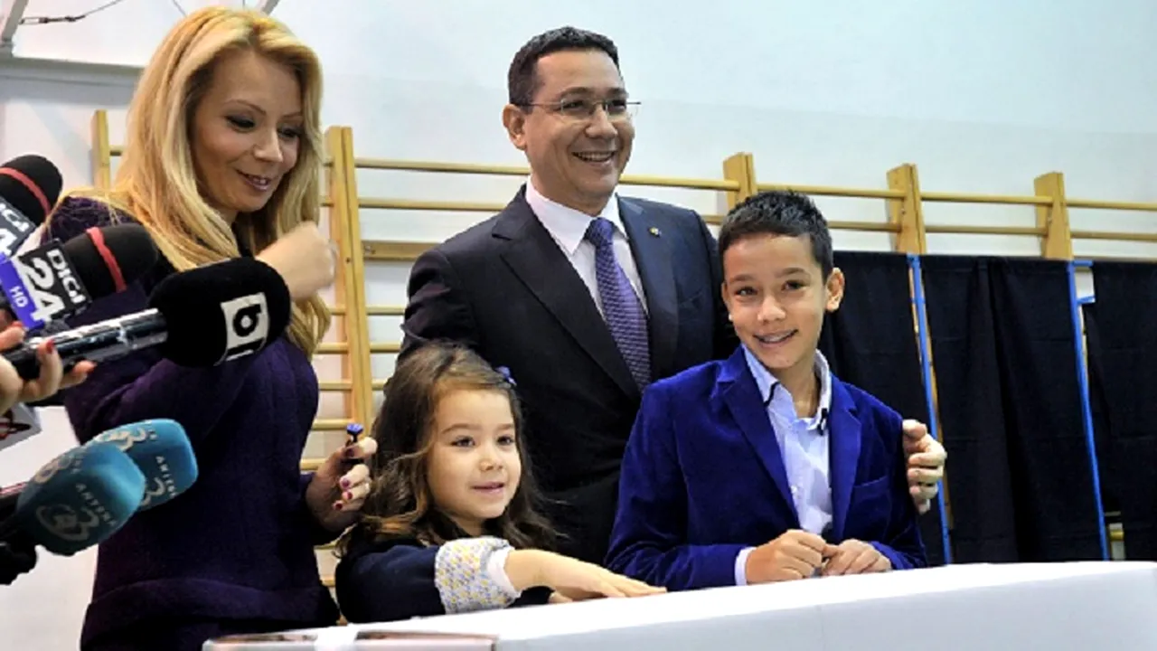 ALEGERI PREZIDENȚIALE 2014. Victor Ponta a venit la vot alături de soție, copiii săi și Sorin Oprescu 