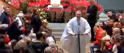 Viralul Zilei: Preotul care și-a amuzat enoriașii părăsind biserica pe trotinetă - VIDEO 