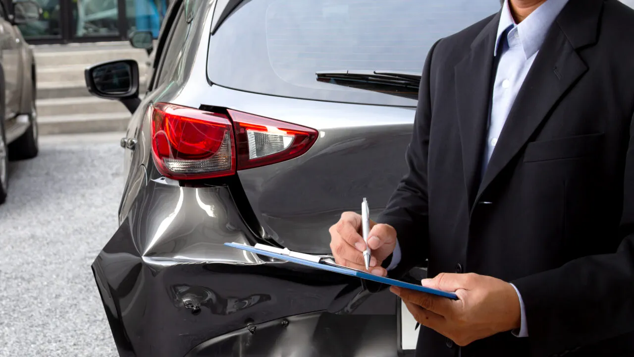 A plătit asigurarea la mașină și a rămas cu ”rabla”. Povestea unui sibian care AȘTEAPTĂ de peste un an să își recupereze banii