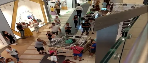 Un copil de un an și patru luni a căzut de la etaj într-un mall din Arad. Internat la Timișoara în stare gravă