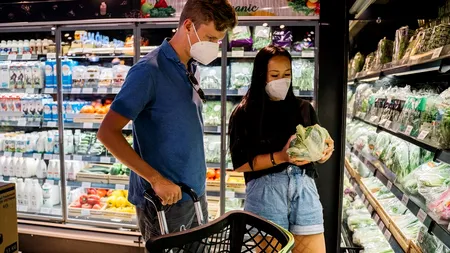 Doi soți au făcut cumpărături de 530 de lei într-un supermarket din Iași. Cum au trecut de casă fără să plătească