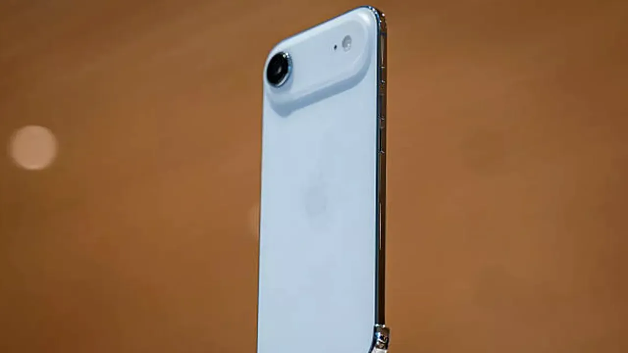 Cel mai subțire iPhone de la Apple a fost micșorat la preț. Cu cât se vinde pe Amazon