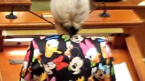 Senatoarea Cristiana Anghel a venit cu un sacou cu Mickey Mouse la moțiune: „E personajul meu preferat de desene animate