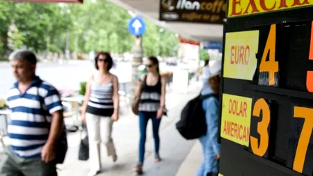 Cursul a scăzut aproape de 4,44 lei/euro
