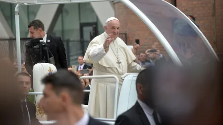 Papa Francisc a îndemnat zecile de mii de oameni la conviețuire în pace, în timpul slujbei de la Șumuleu-Ciuc: Să parcurgem căile împăcării ca Maria - VIDEO